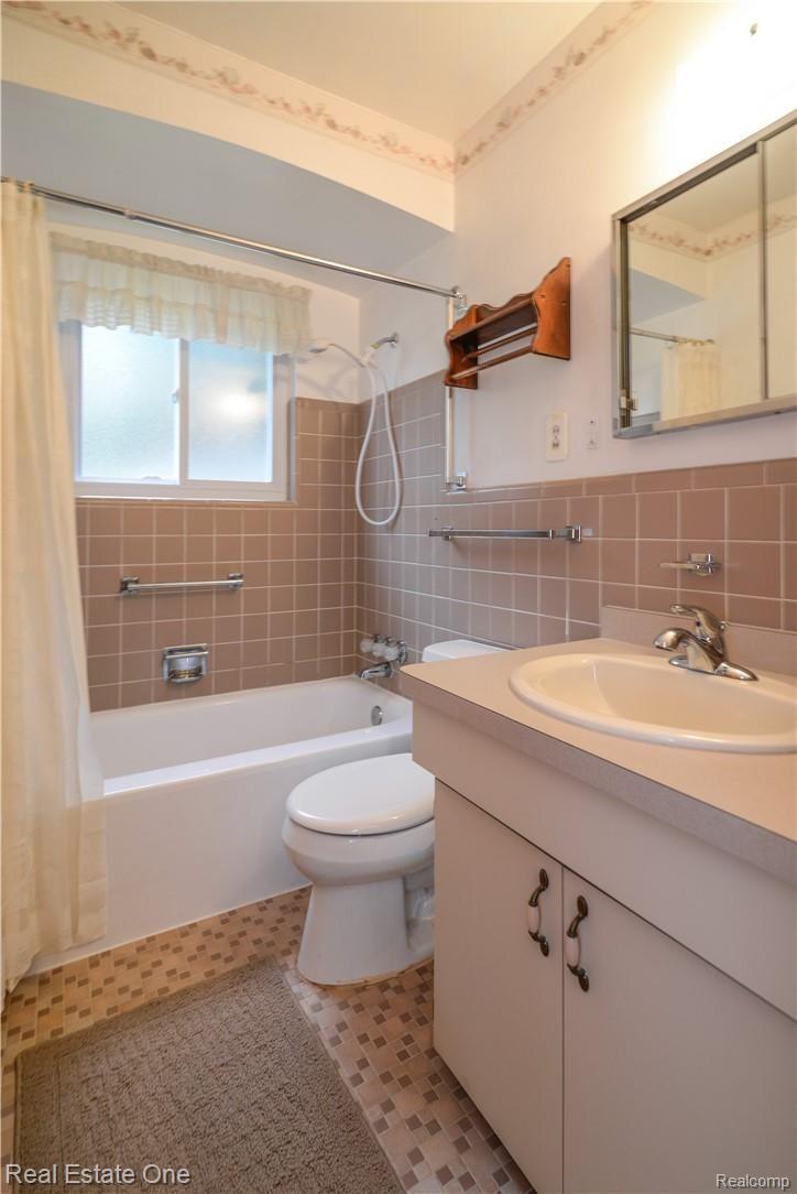 131 Exmoor Road Waterford, MI 48328 - Photo 19 of 24 bathroom.jpg