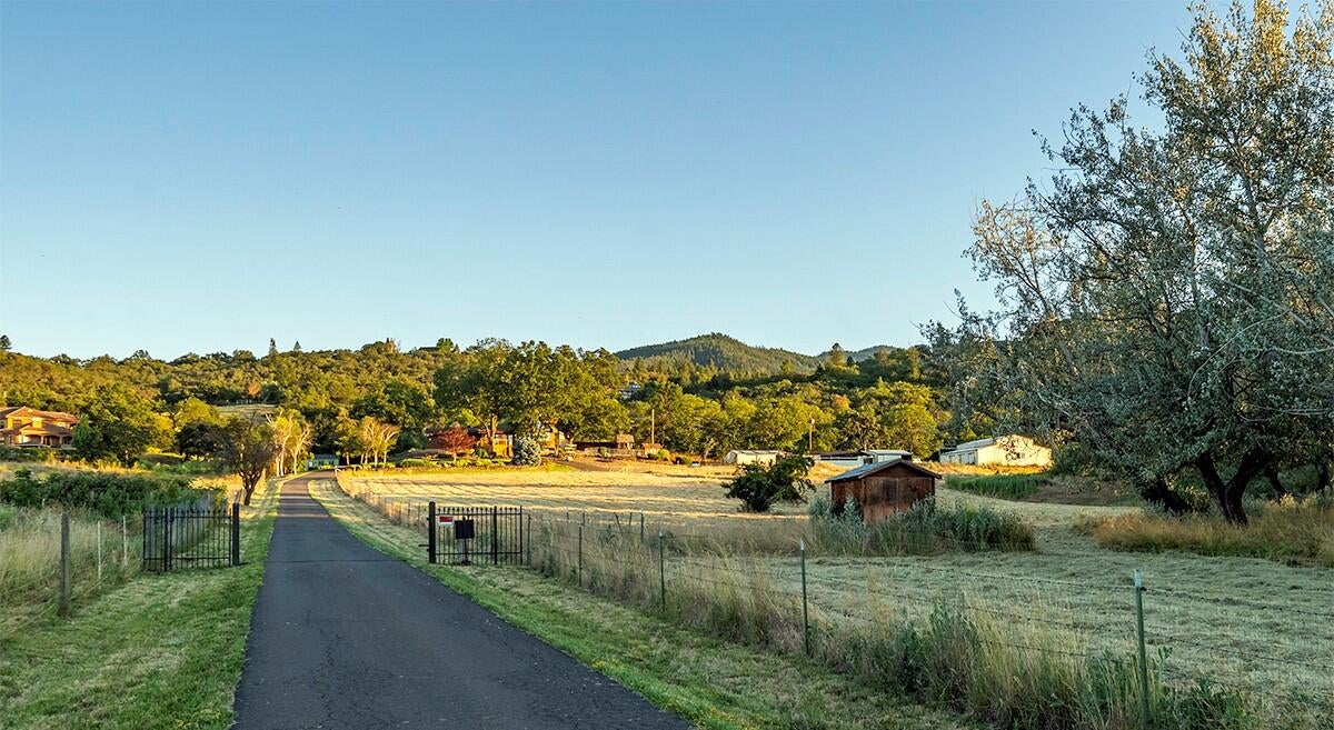 3960 Independence School Road Medford, OR 97501 - Photo 33 of 47 DSC07582-HDR-Edit