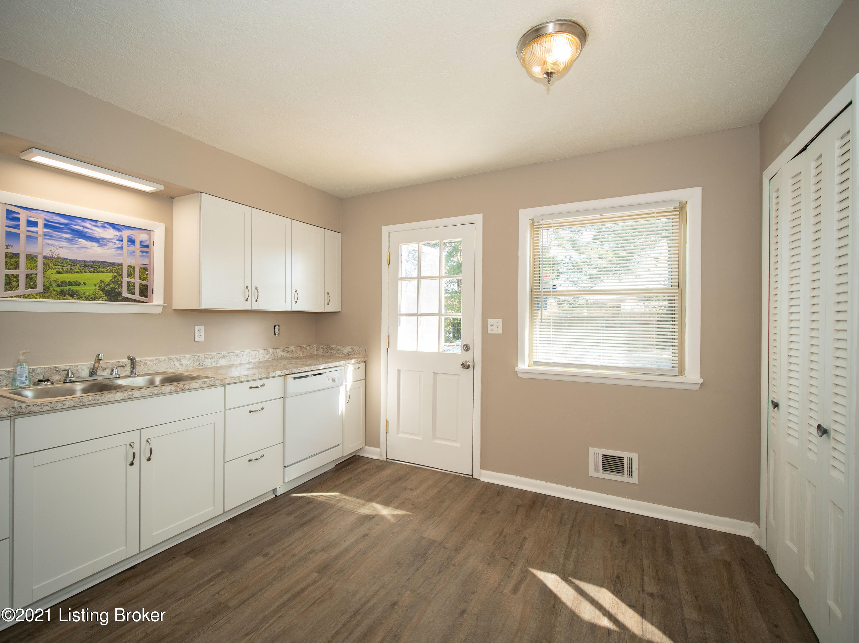 11007 Deering Road Louisville, KY 40272 - Photo 28 of 42 11007 Deering Road (27 of 50)