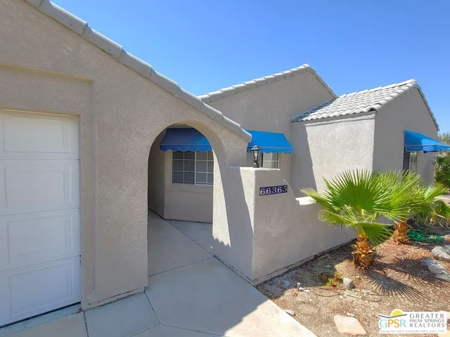 a view of entryway with outdoor space