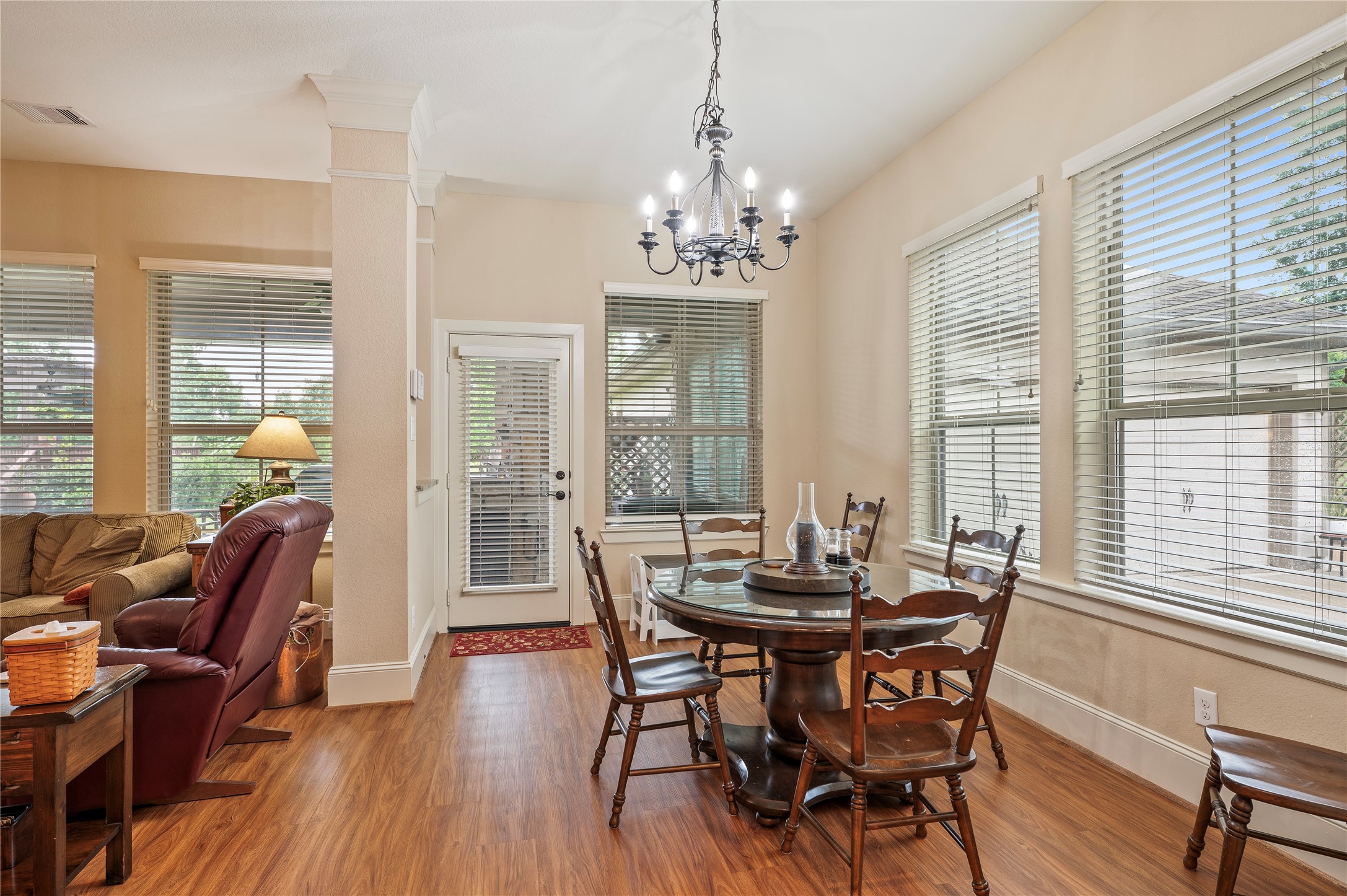 17126 Hamill Drive Rosharon, TX 77583 - Photo 16 of 50 Spacious breakfast area.
