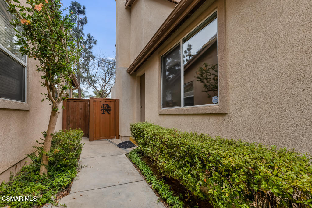 2307 Shakespeare Drive Oxnard, CA 93033 - Photo 4 of 42 a front view of a house with a yard
