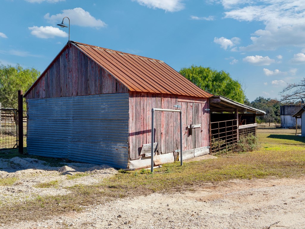 196 Hermit Hill Road Fredericksburg, TX 78624 - Photo 39 of 49 a backyard of a house