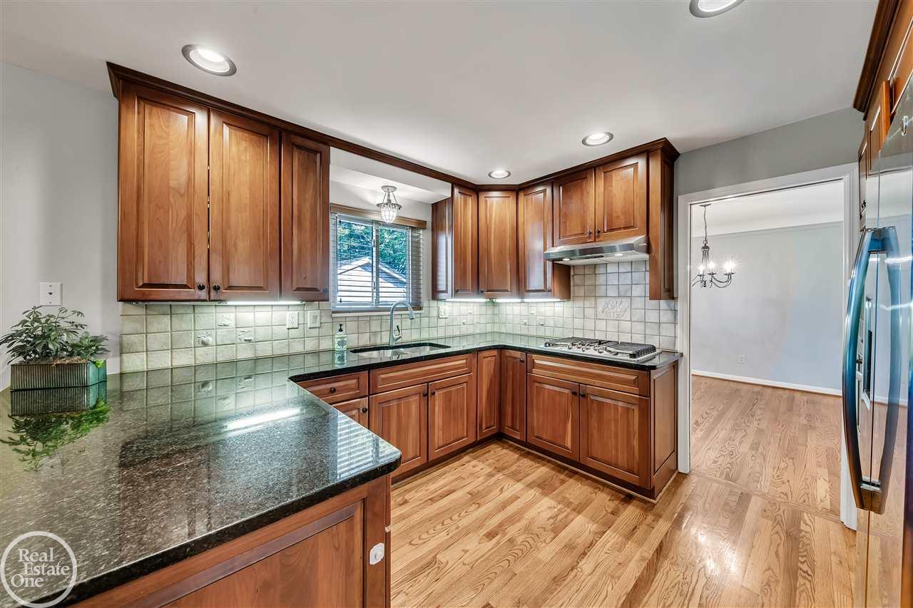 1110 Canterbury Road Grosse Pointe, MI 48236 - Photo 4 of 39 50026151-3.JPG