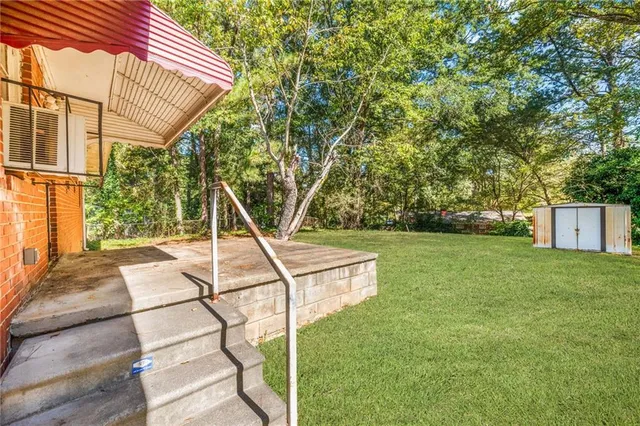 a view of a house with a backyard