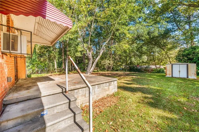a view of a house with a backyard