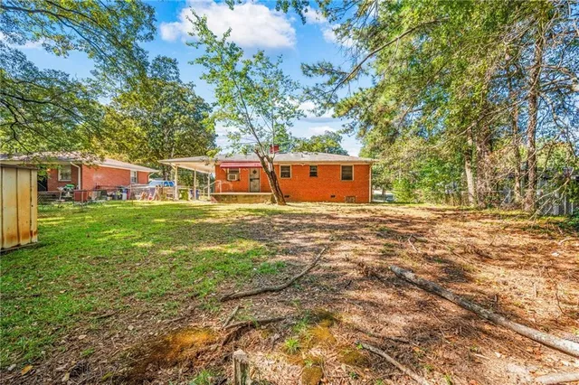 a view of a house with a yard