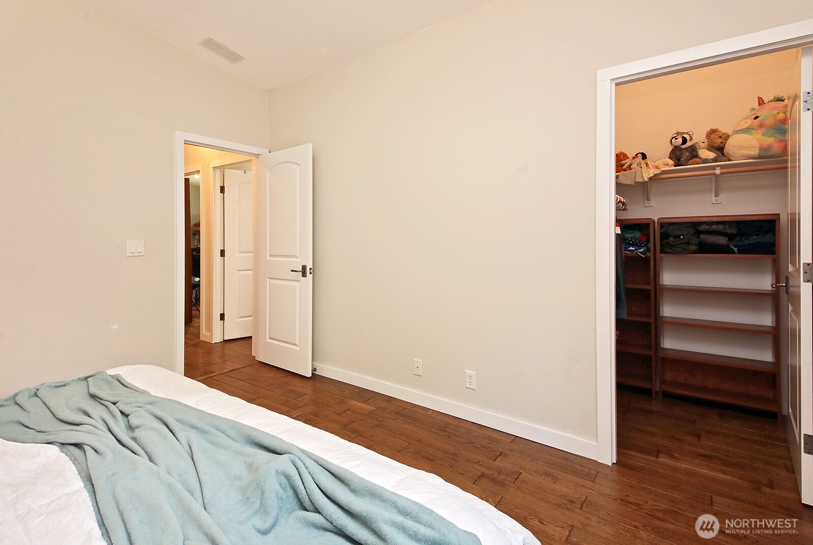 1677 Lancaster Road Freeland, WA 98249 - Photo 24 of 40 a bedroom with a bed and a window