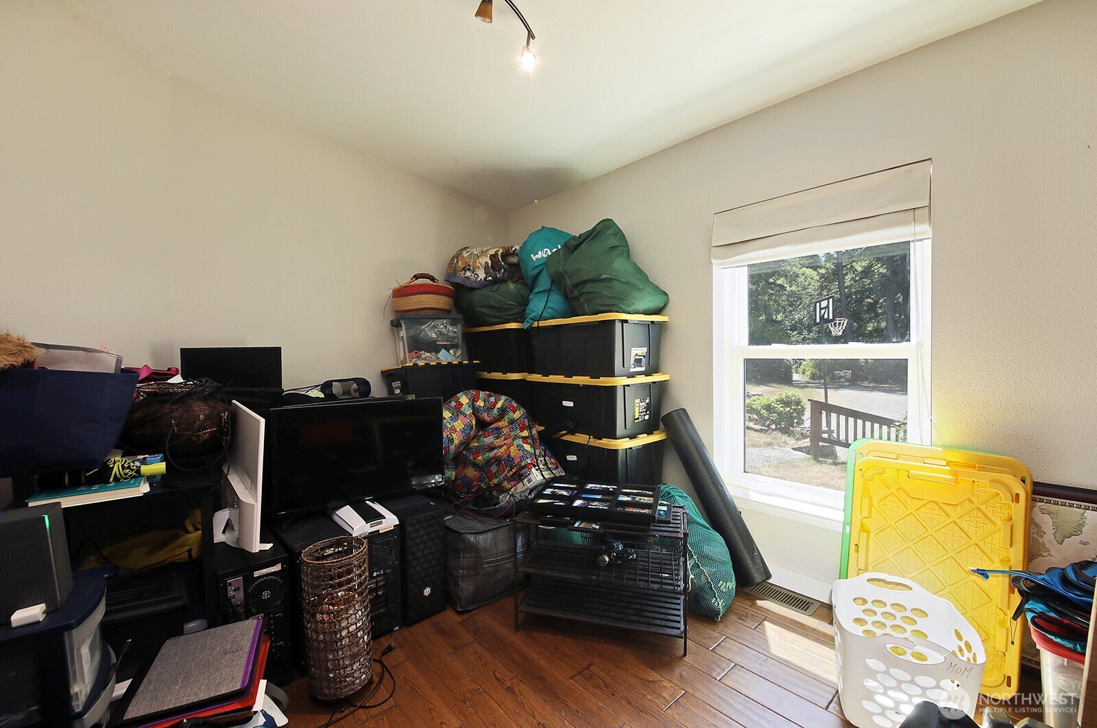 1677 Lancaster Road Freeland, WA 98249 - Photo 28 of 40 a room with furniture and a window