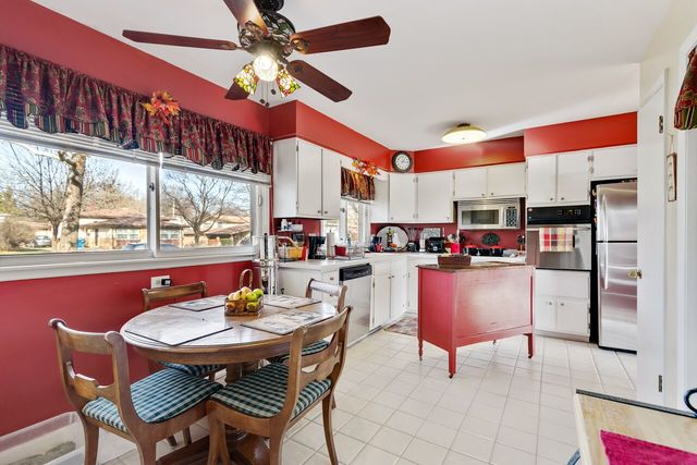 613 Lisa Road West Dundee, IL 60118 - Photo 2 of 20