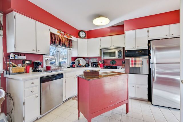 613 Lisa Road West Dundee, IL 60118 - Photo 4 of 20