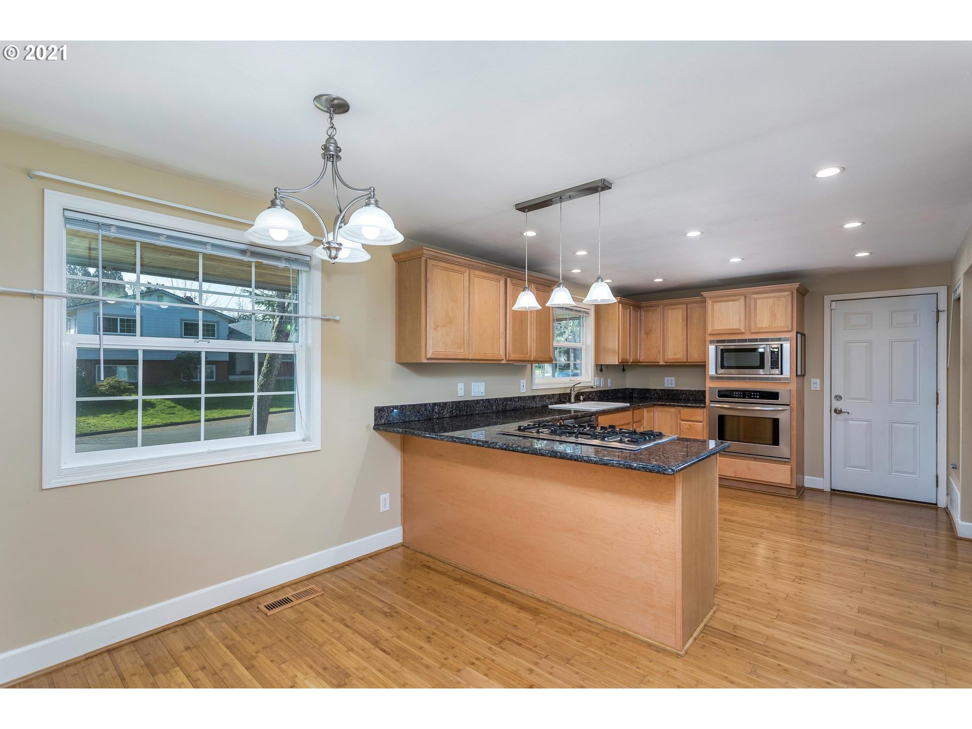 20633 Southwest Rosa Drive Beaverton, OR 97078 - Photo 9 of 27 Gallery Image 9