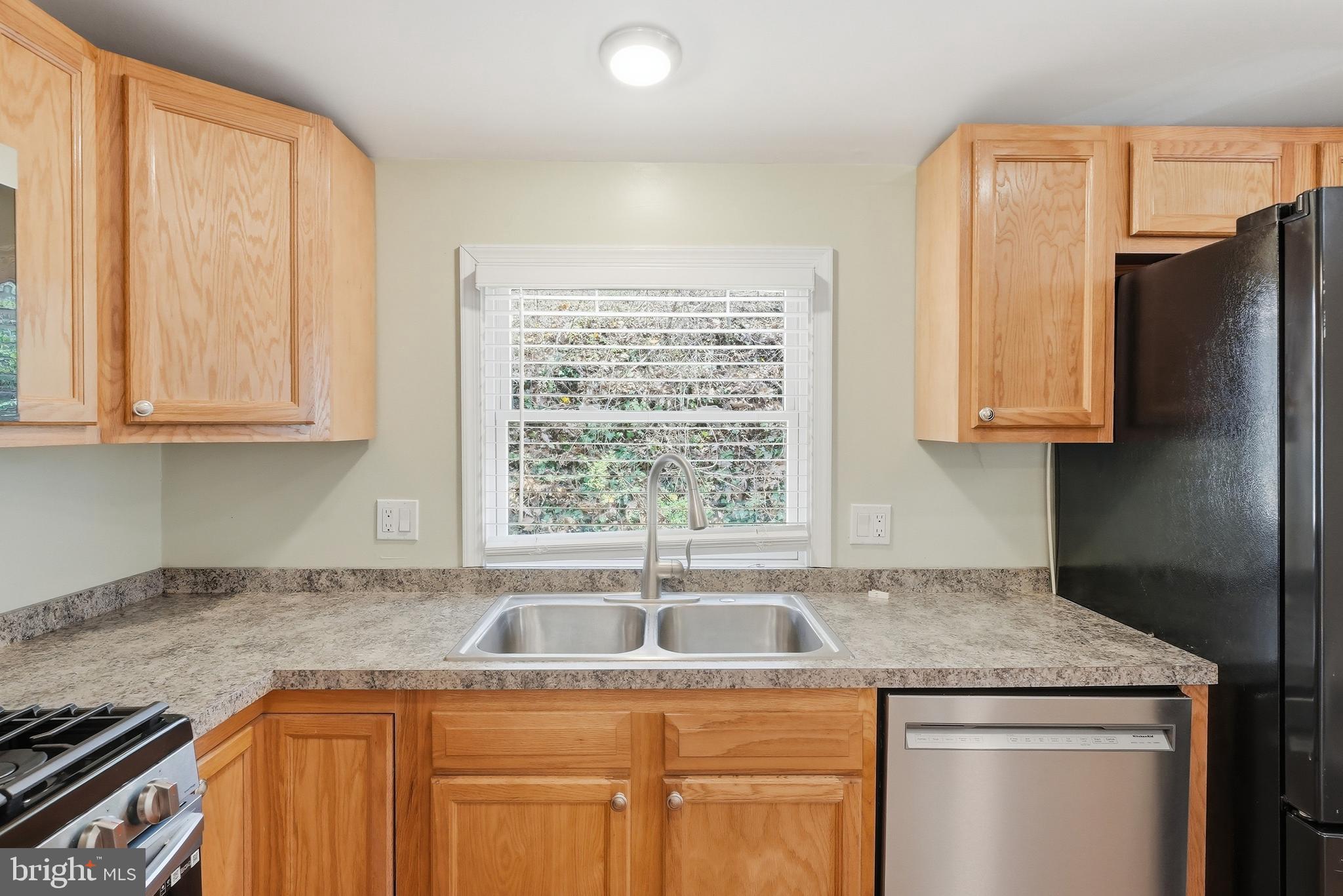 6537 Watery Mountain Road Warrenton, VA 20186 - Photo 8 of 44 a kitchen with stainless steel appliances granite countertop a sink stove and cabinets