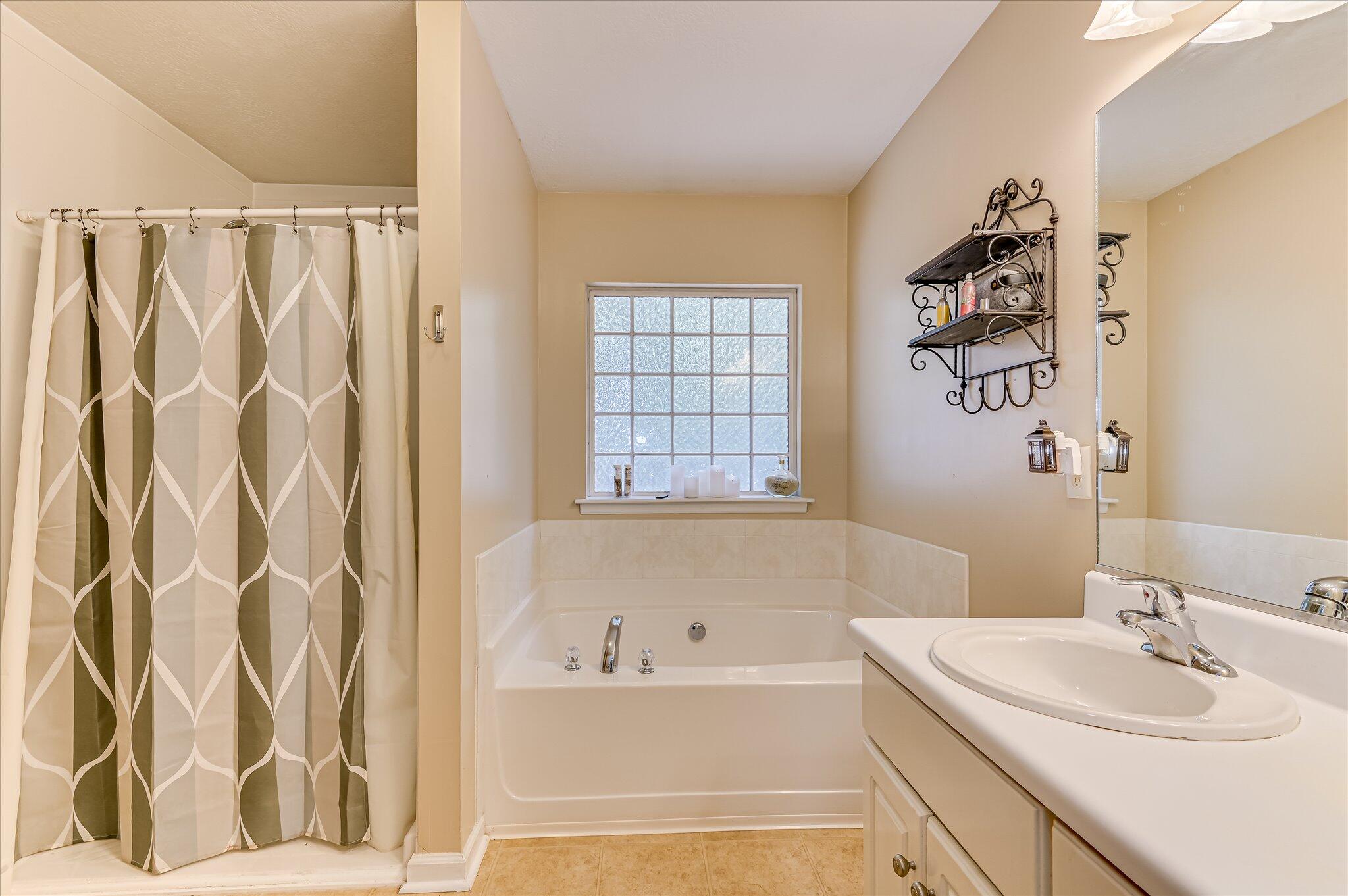 649 Butler Springs Circle Grovetown, GA 30813 - Photo 29 of 51 Primary bathroom with garden tub