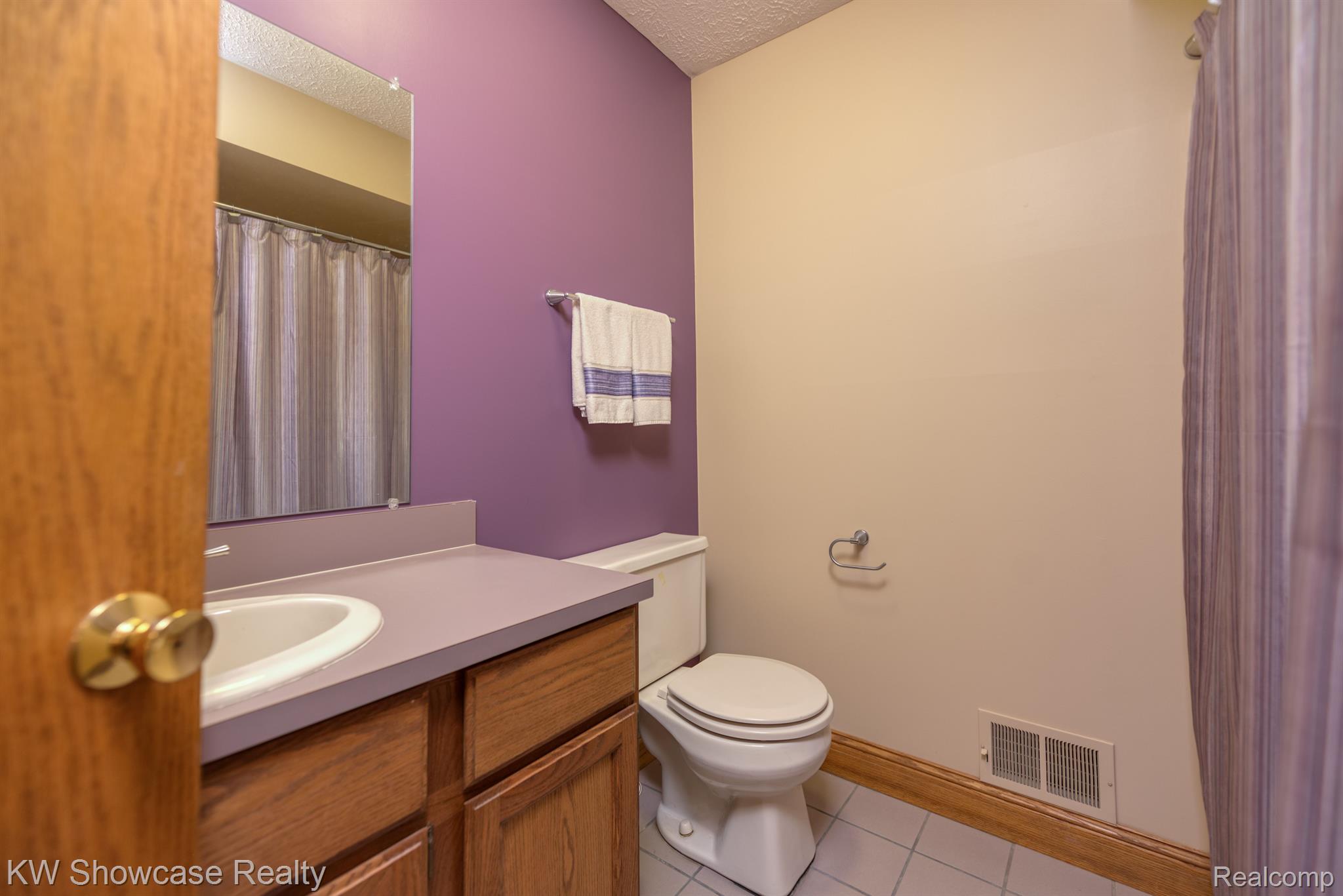 934 County Farm Road Howell, MI 48843 - Photo 31 of 36 2nd flr full bath