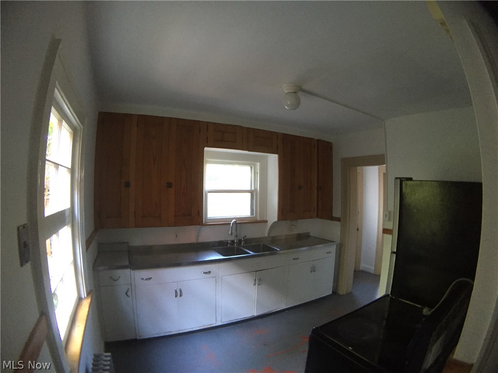 3065 East Overlook Road Cleveland, OH 44118 - Photo 7 of 24 Kitchen w/ stainless countertops