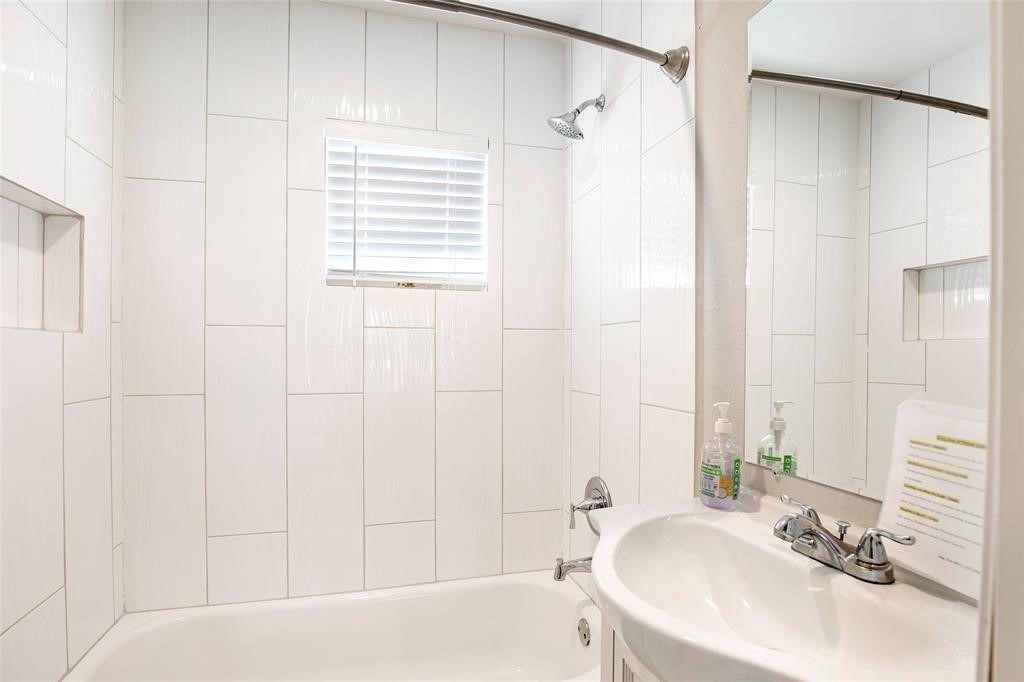 5302 Treaschwig Road Spring, TX 77373 - Photo 33 of 41 a bathroom with a sink and a bathtub