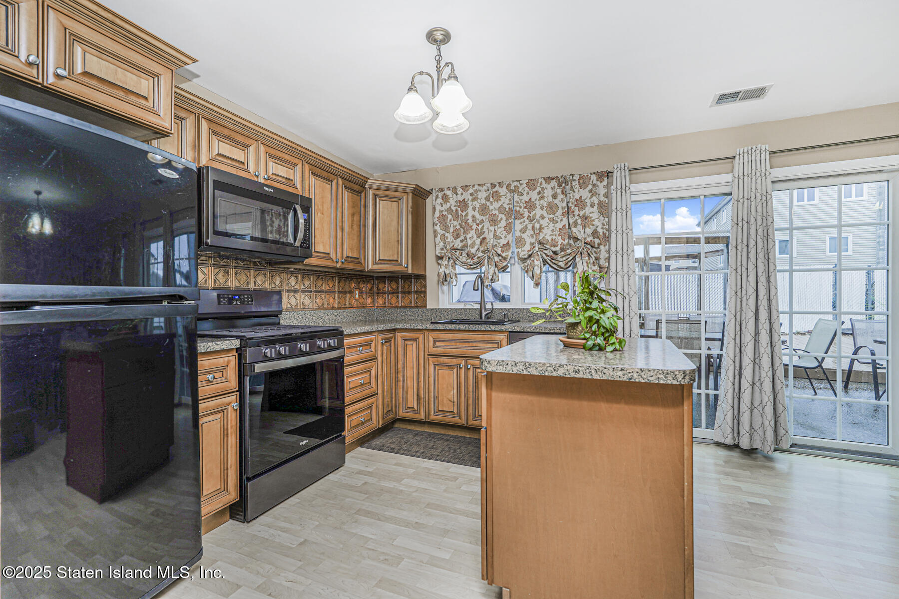 194 Annadale Road Staten Island, NY 10312 - Photo 11 of 45 Photo Dec 02 2025, 1 03 42 PM