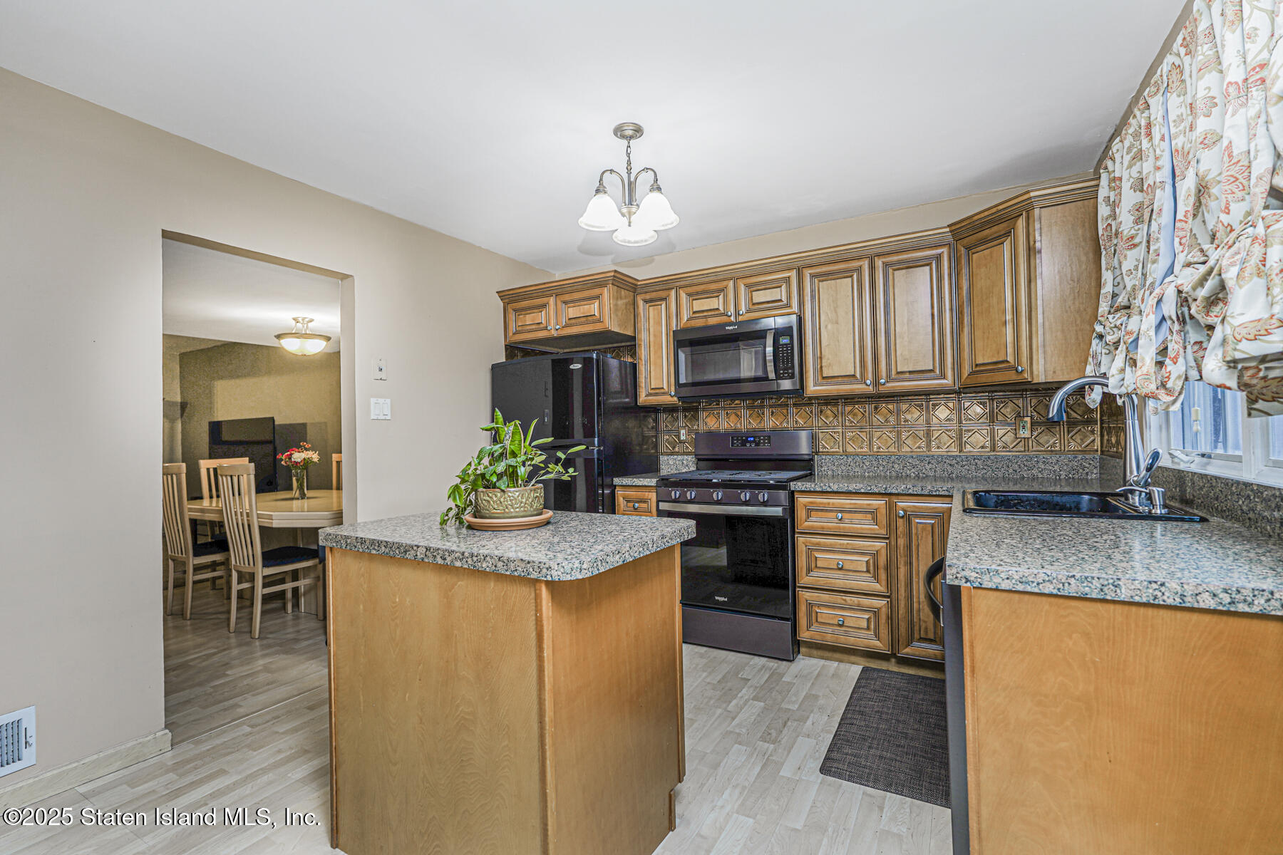 194 Annadale Road Staten Island, NY 10312 - Photo 14 of 45 Photo Dec 02 2025, 1 04 36 PM