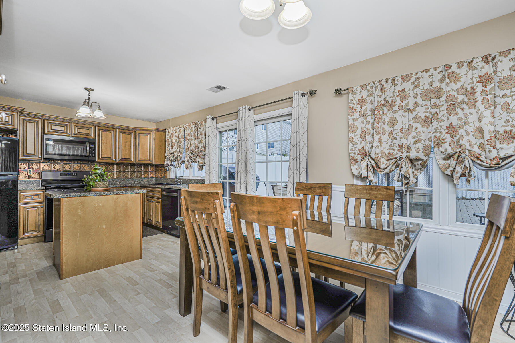 194 Annadale Road Staten Island, NY 10312 - Photo 6 of 45 Photo Dec 02 2025, 1 04 23 PM