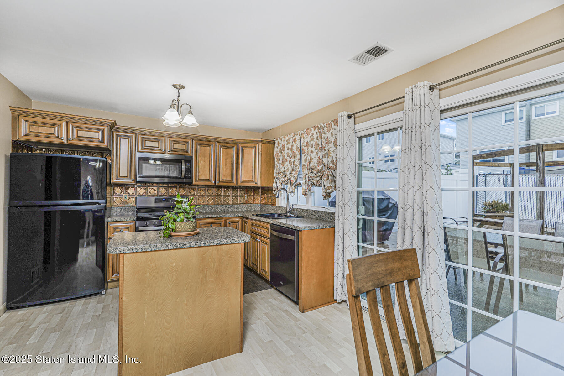 194 Annadale Road Staten Island, NY 10312 - Photo 9 of 45 Photo Dec 02 2025, 1 04 29 PM