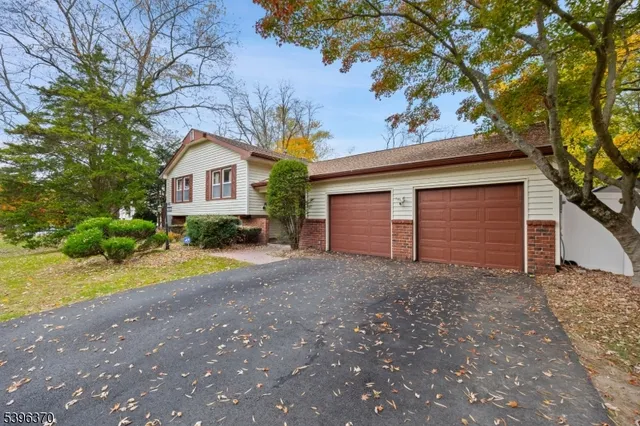 $825,000 | 11 Woodview Drive, Marlboro, NJ 07746