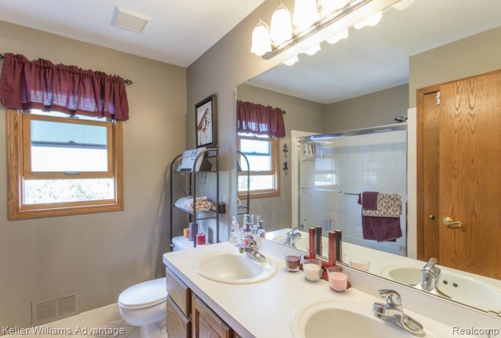 19009 Wayne Road Livonia, MI 48152 - Photo 37 of 54 40-Wayne_19009.jpg