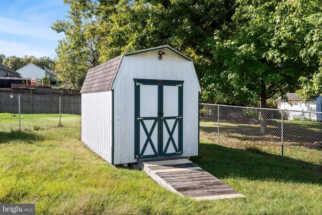 a view of backyard with tub