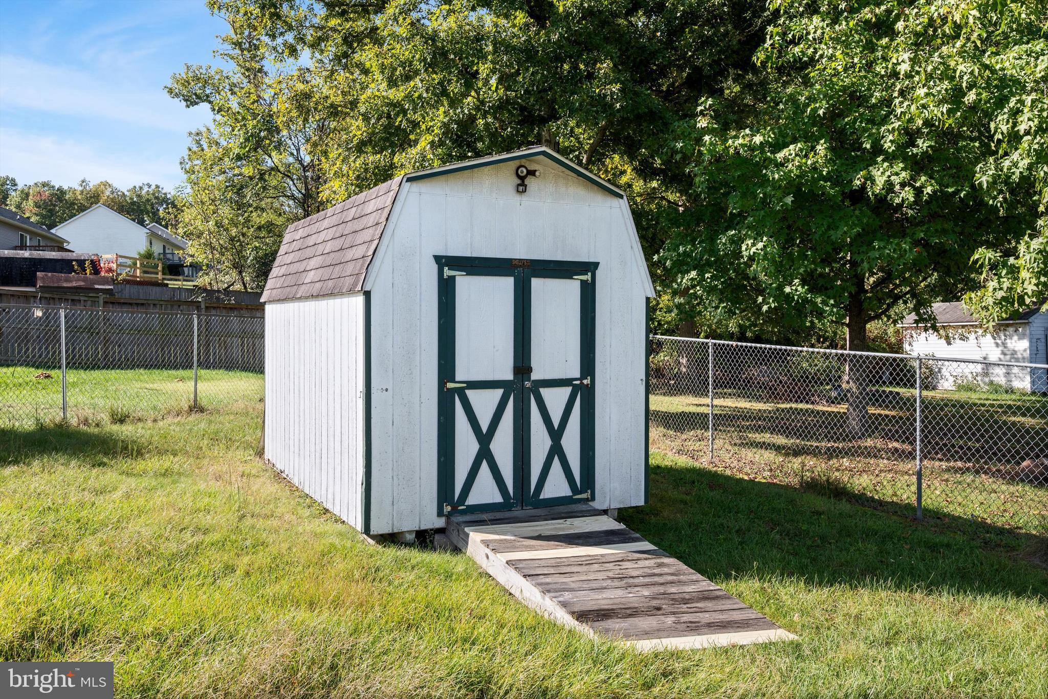 852 Morgan Place Front Royal, VA 22630 - Photo 33 of 36 a view of backyard with tub