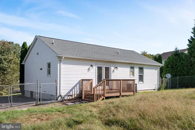 a view of a house with yard and fence