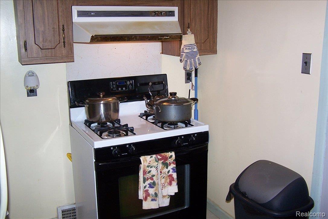 11652 Nottingham Road Detroit, MI 48224 - Photo 13 of 18 100_4013