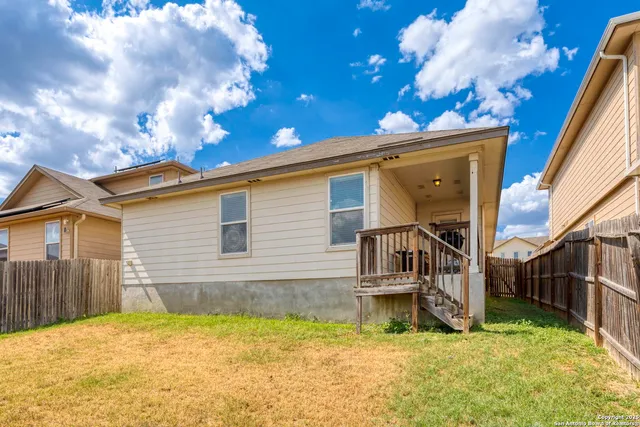 a view of backyard of the house