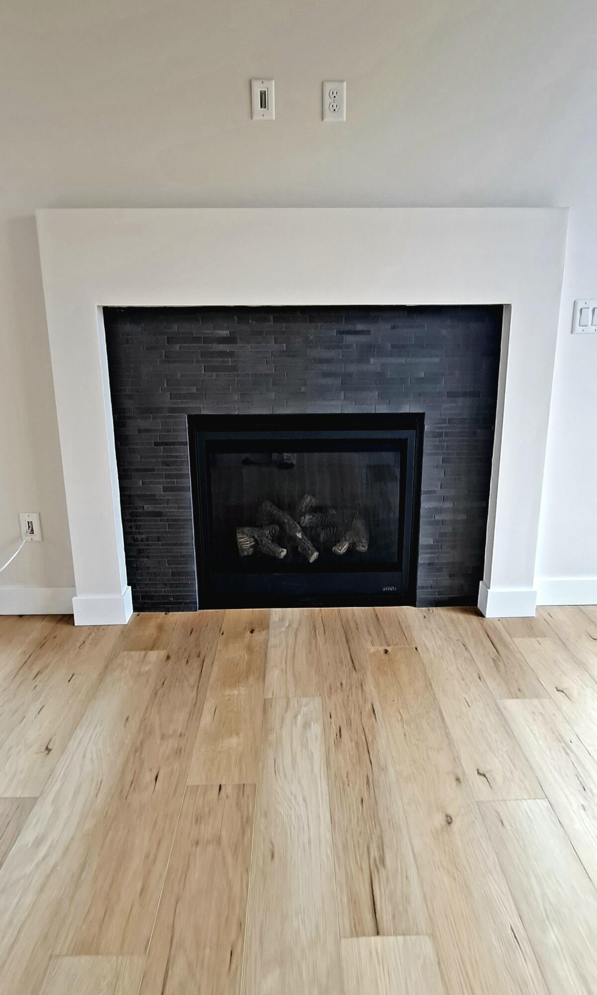 236 Samuel Lane Loop Road Phoenix, OR 97535 - Photo 5 of 30 Living room Gas fireplace