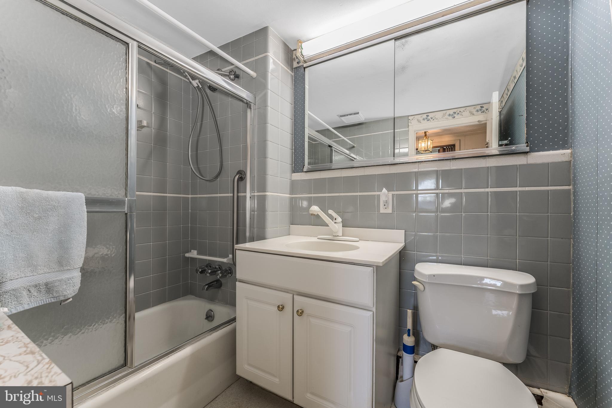 1556 River Road Titusville, NJ 08560 - Photo 15 of 38 Bathroom in Red Home