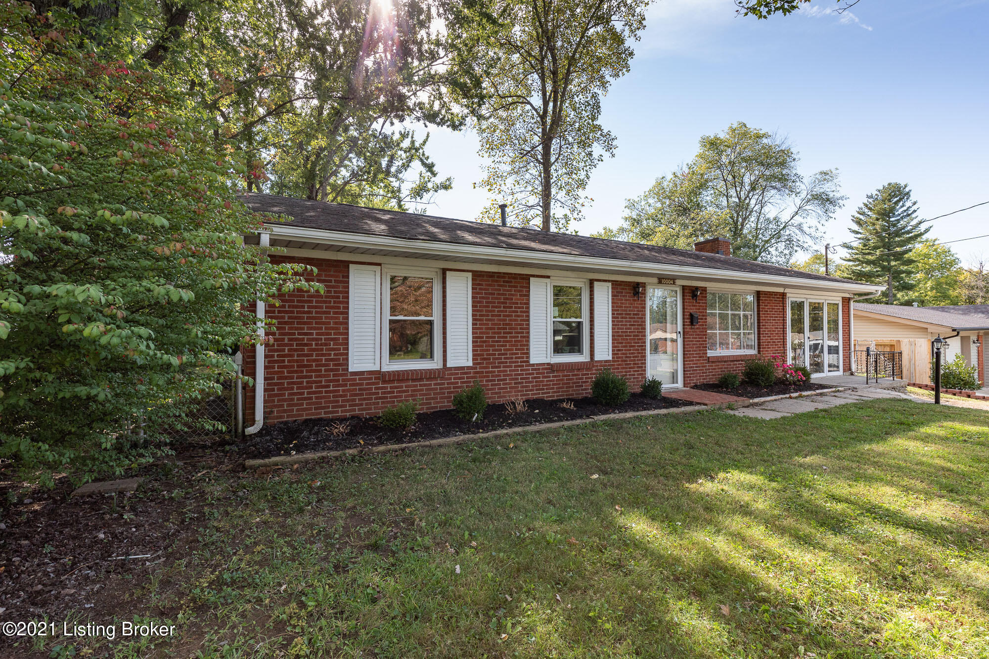 10004 Robsion Road Louisville, KY 40299 - Photo 2 of 36 Robsion002