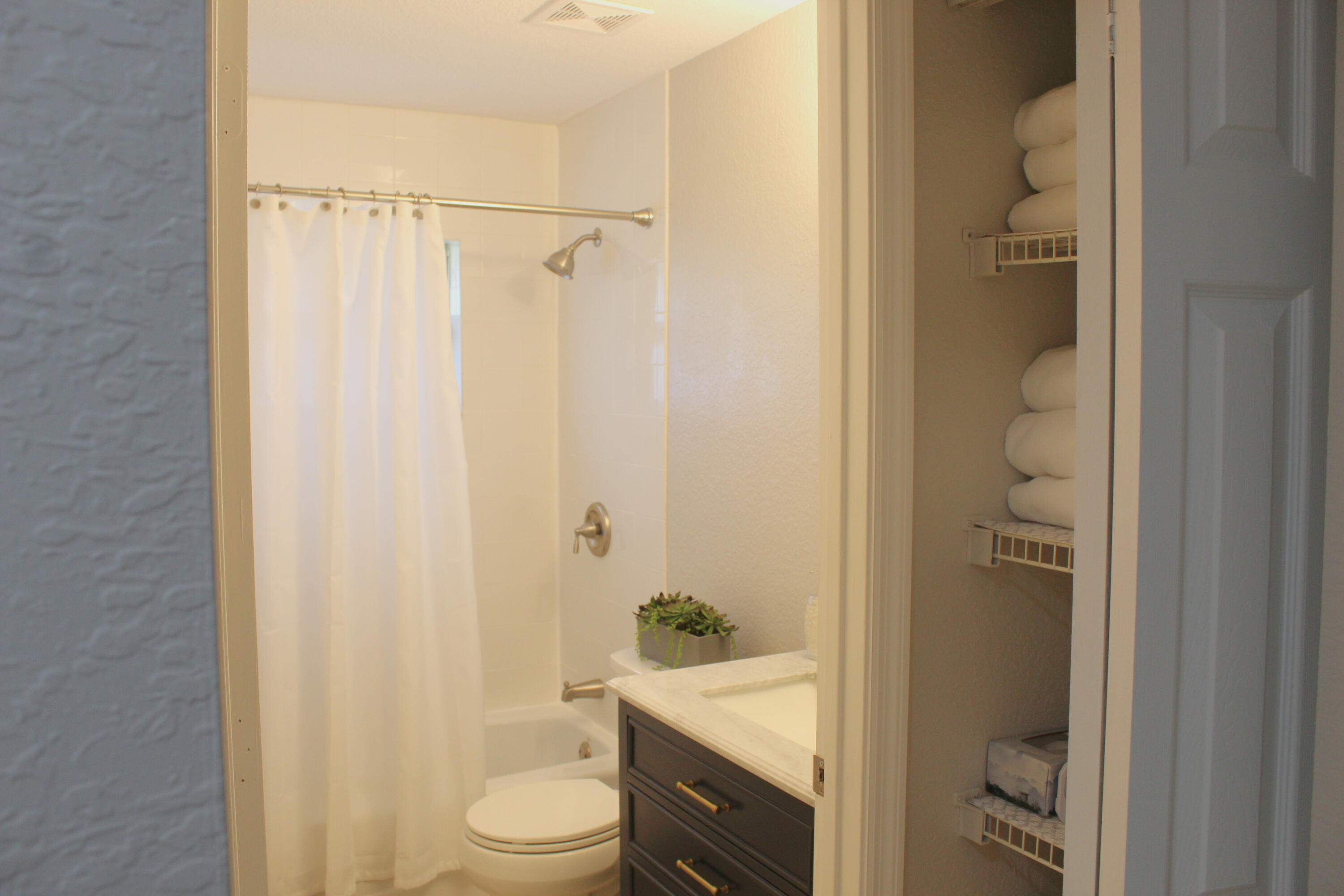 520 Southridge Road Delray Beach, FL 33444 - Photo 8 of 13 520 SOUTH BATHROOM