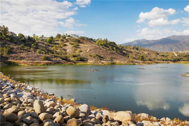 a view of a lake in between of two houses