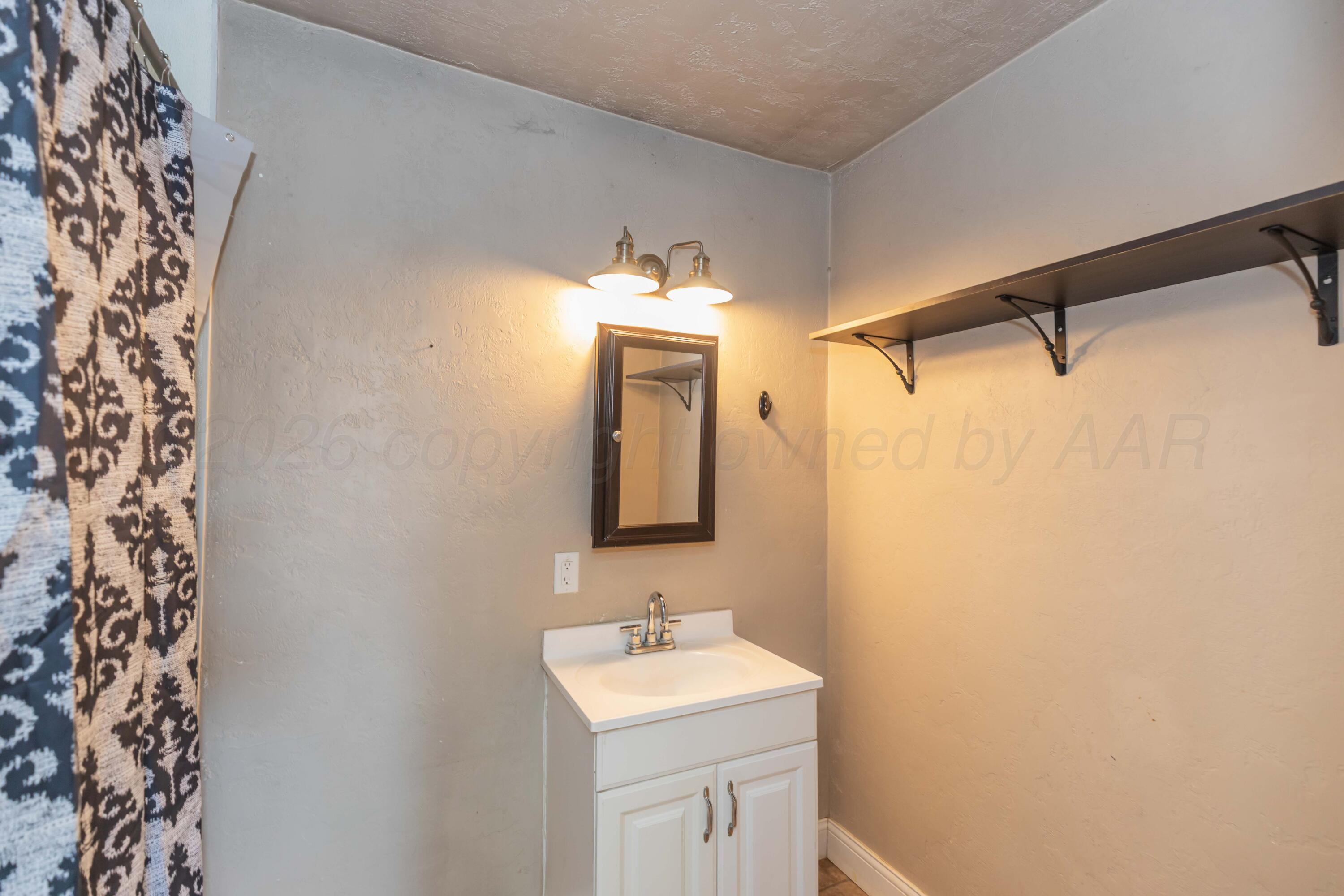 4929 Southwest 16th Avenue Amarillo, TX 79106 - Photo 25 of 30 BATHROOM 1 VIEW 1
