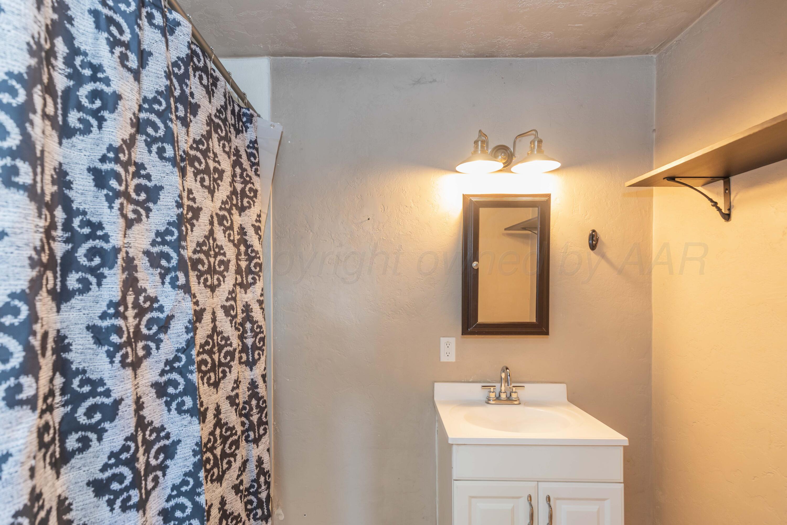 4929 Southwest 16th Avenue Amarillo, TX 79106 - Photo 26 of 30 BATHROOM 1 VIEW 2