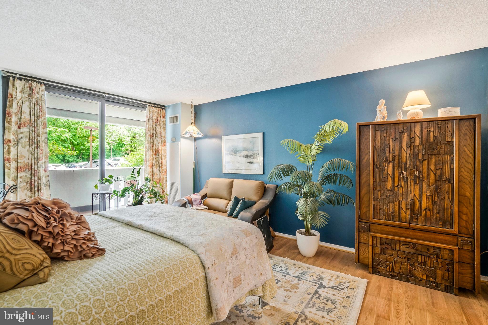 6101 Edsall Road, Unit 302 Alexandria, VA 22304 - Photo 20 of 59 a bedroom with a large bed and a window