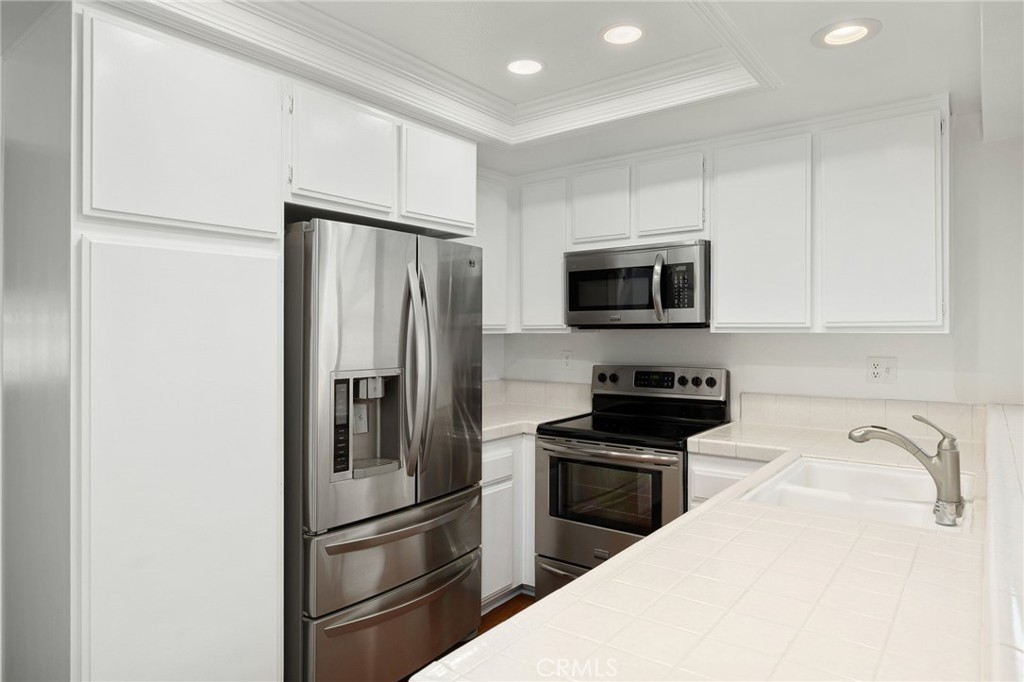 32 Spinnaker Irvine, CA 92614 - Photo 4 of 19 The newly renovated kitchen