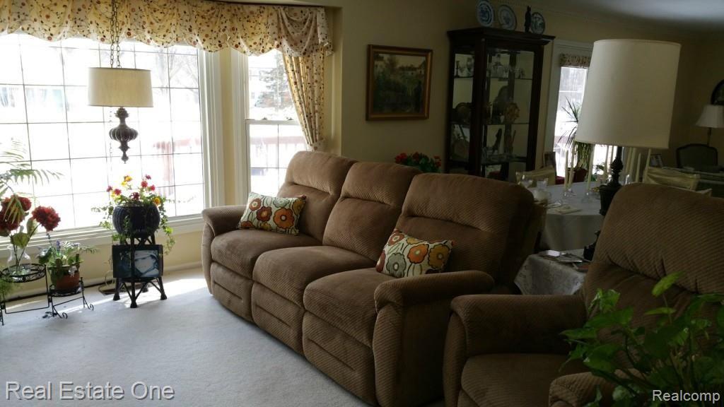 18502 Gill Road Livonia, MI 48152 - Photo 15 of 31 20150212_120044.jpg