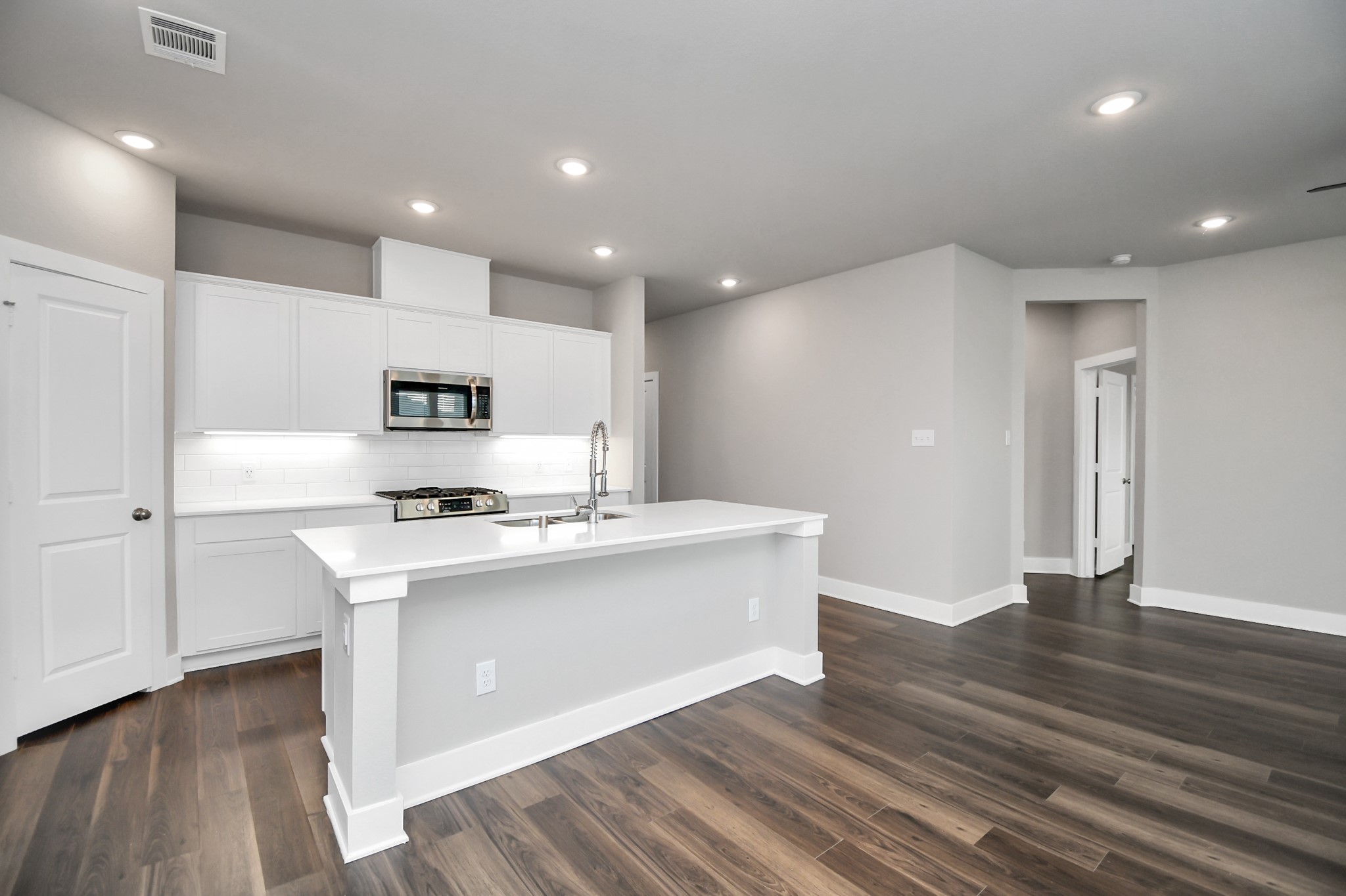 1234 Scarlet Crk Drive Rosharon, TX 77583 - Photo 4 of 21 An island kitchen includes quartz countertops, undercabinet lighting, stainless steel appliances with a gas range.