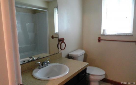 4099 Airport Road Waterford, MI 48329 - Photo 8 of 15