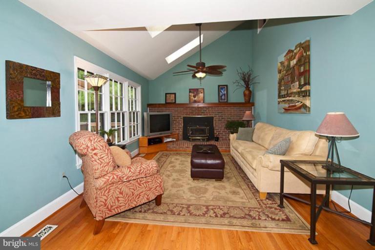 11823 Henderson Road Clifton, VA 20124 - Photo 12 of 20 Family Room