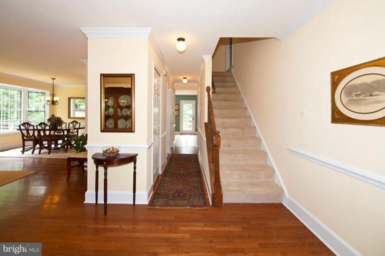 11823 Henderson Road Clifton, VA 20124 - Photo 14 of 20 Entrance / Foyer