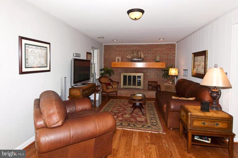11823 Henderson Road Clifton, VA 20124 - Photo 15 of 20 Den