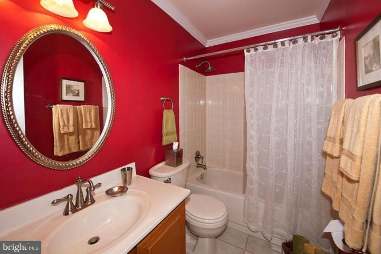 11823 Henderson Road Clifton, VA 20124 - Photo 16 of 20 Bath #2