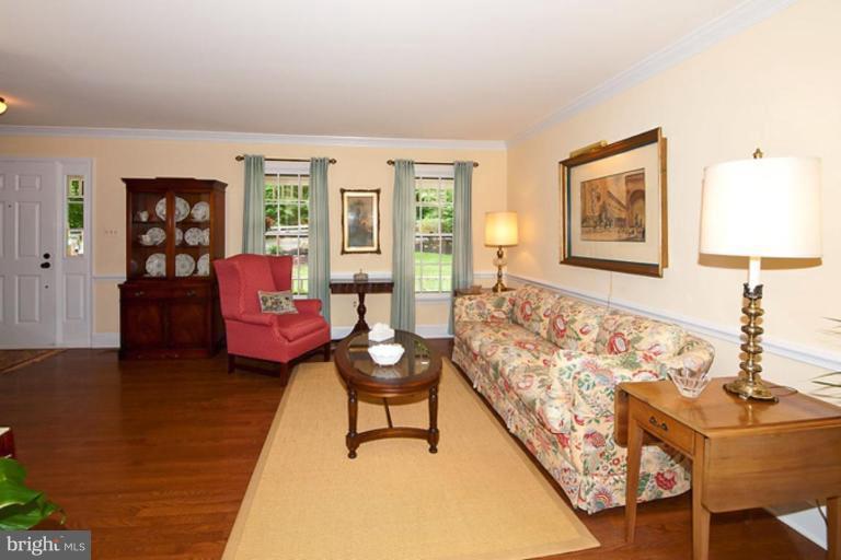 11823 Henderson Road Clifton, VA 20124 - Photo 4 of 20 Living Room