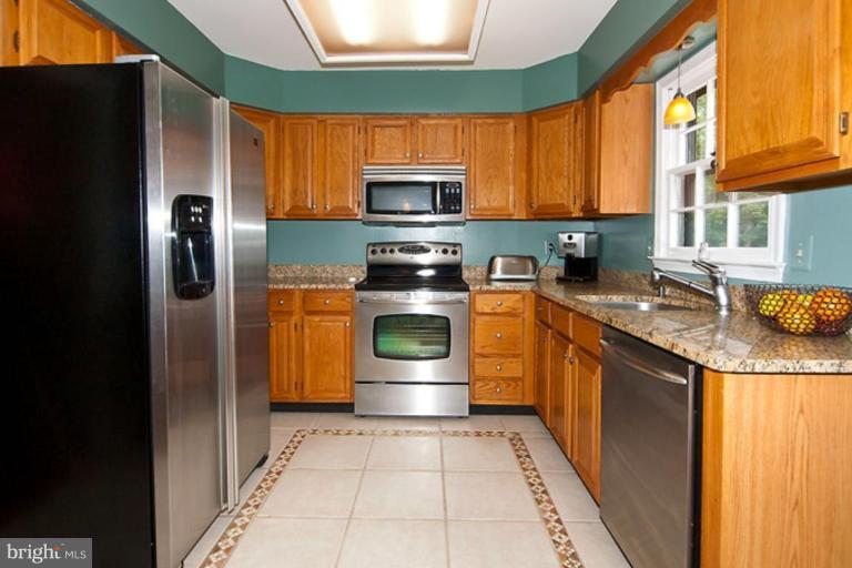 11823 Henderson Road Clifton, VA 20124 - Photo 6 of 20 Kitchen #2